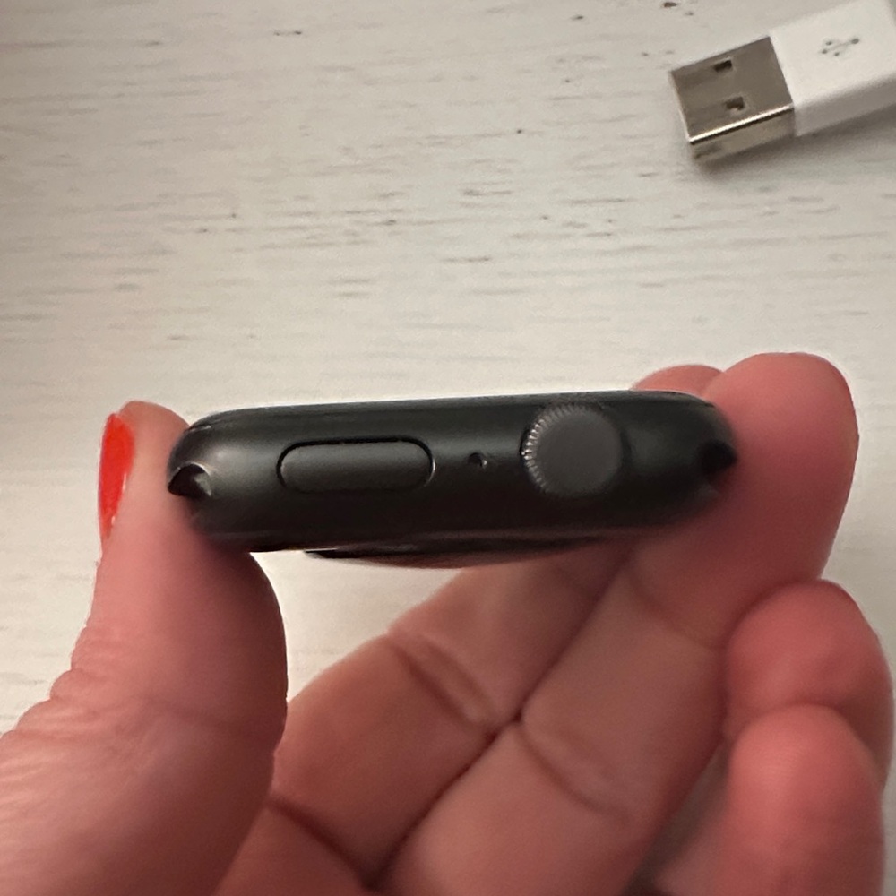 Apple Watch SE 44mm with Gucci Strap - Picture 5 of 9
